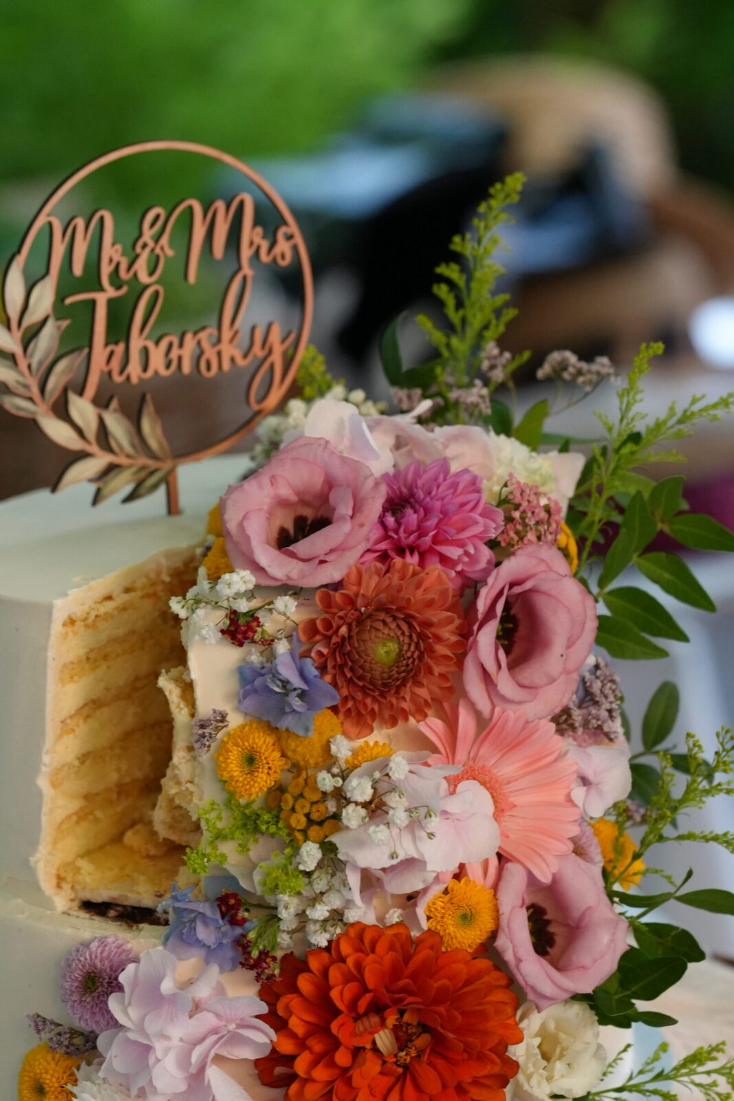 Hochzeitstorte mit bunten Blumen